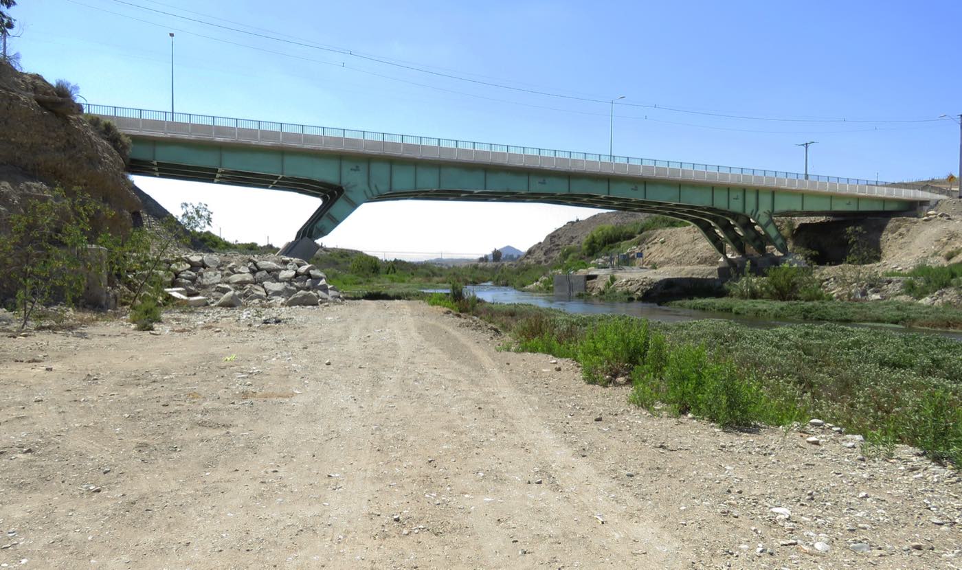 Puente Nicolasa visto desde el cauce, con sus cepas y estribos sobre el lecho del río