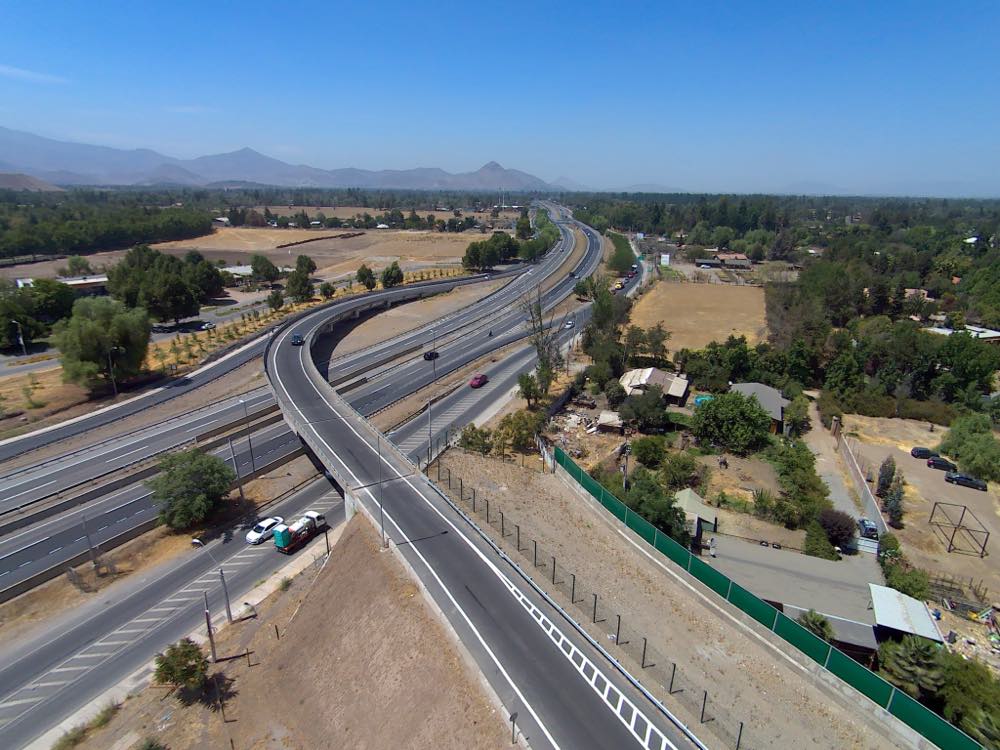 Viaducto Colina, estructura curva sobre la ruta de doble calzada, vista aérea