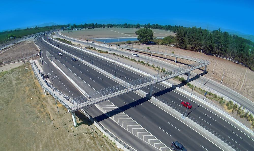 Pasarela peatonal El Recurso cruzando una autopista de doble calzada