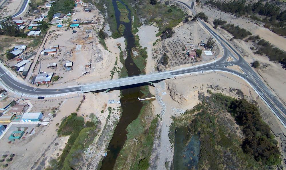 Puente Nicolasa sobre un cauce, vista aérea cenital