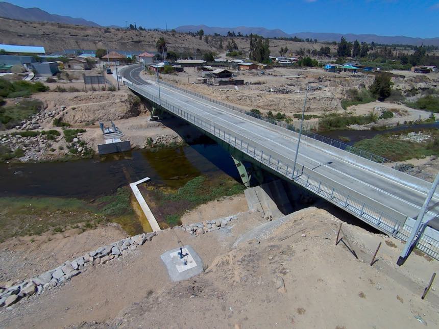 Puente de hormigón sobre un cauce, con estribos y defensas fluviales