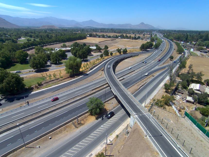 Viaducto curvo elevado sobre una ruta de doble calzada, vista aérea